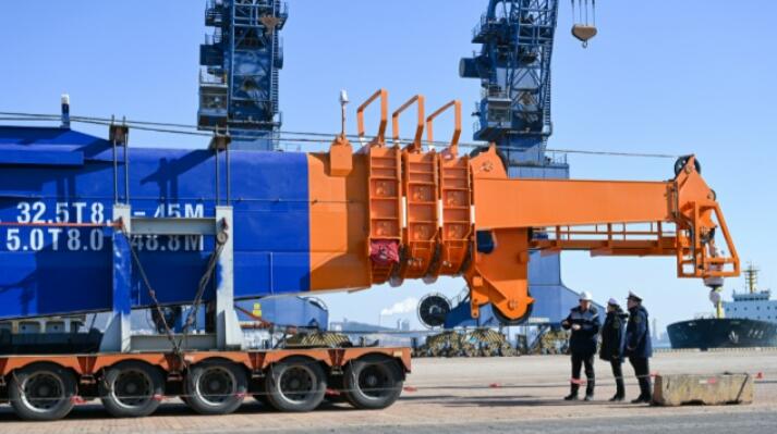 全球海工市场上起重量最大的伸缩臂吊机运欧洲