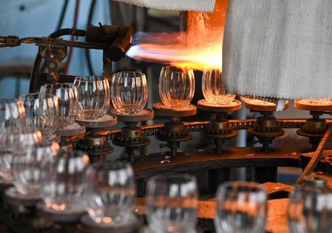 山西祁县推动智造转型 擦亮玻璃器皿金字招牌