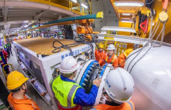 国产“深海空间站”首次“对接”中国高铁