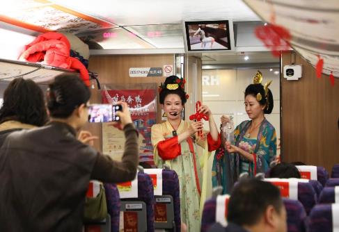 中国春运列车化身传统文化“流动博物馆”