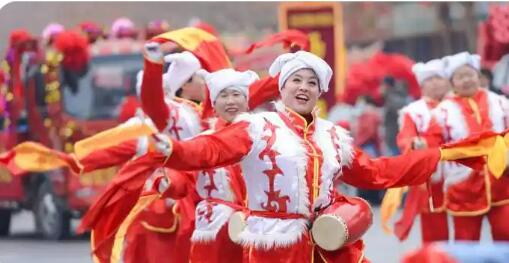 从“看热闹”到“入戏游” 民俗IP消费上演焕新记