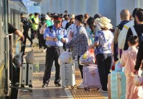 春节假期中老铁路跨境游客同比增长超四成