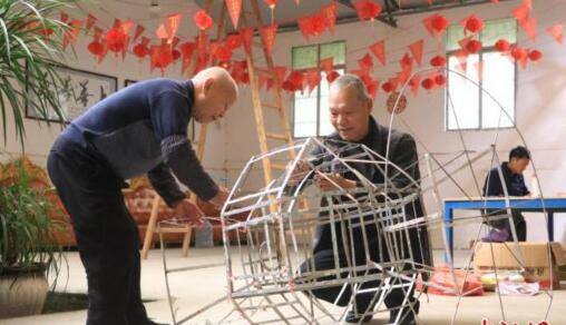 巧手传技艺 广西民众赶制花灯迎接“上灯节”