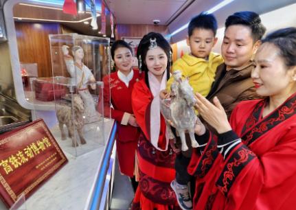 从“流动中国”到“文化中国”：看铁路春运里的文化传承与创新