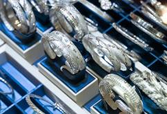 银价大涨回收受限 消费者该如何理性投资？