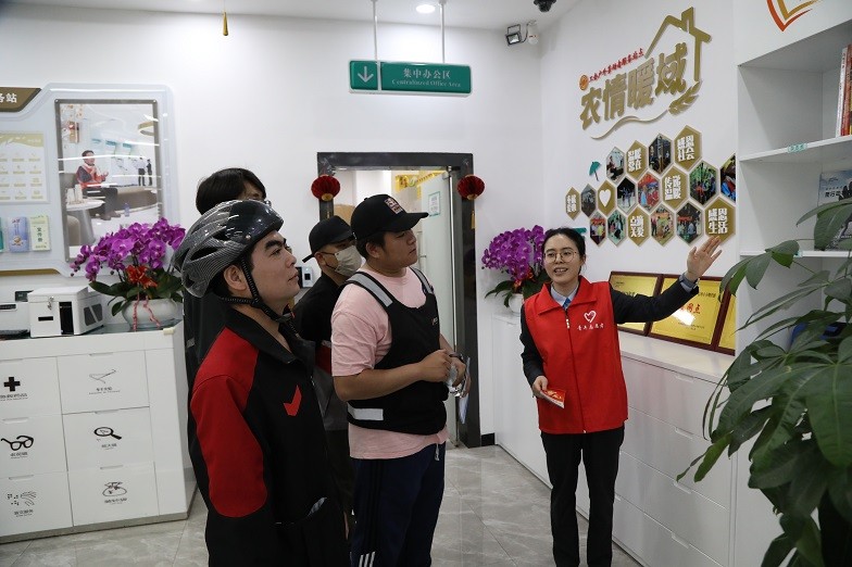 顺丰同城骑士与农行南宁国贸支行共庆元宵：学反诈、逛游园、收温暖