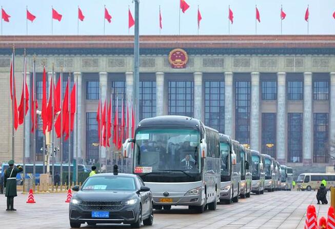 T7领衔，高端蓄势！宇通客车连续22年主力护航全国两会
