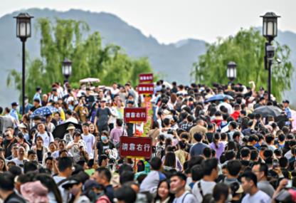 受惠于扩大消费的政策刺激，居民旅游消费需求潜力释放