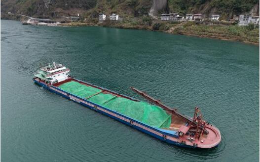 “四川造”金沙江首艘6000吨级新能源货船首航