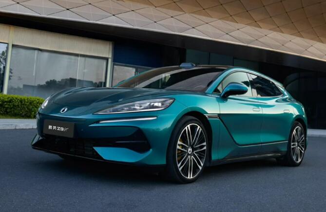 30万级标配“超跑同款”碳陶刹车，腾势Z9GT改写电动性能车安全标准