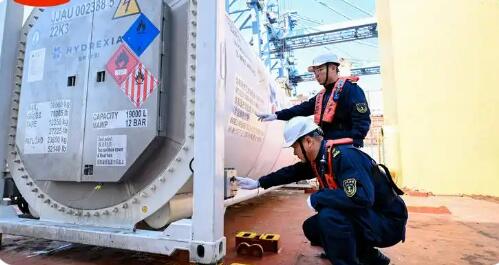 我国大型固态储氢设备实现充氢状态海上出口运输