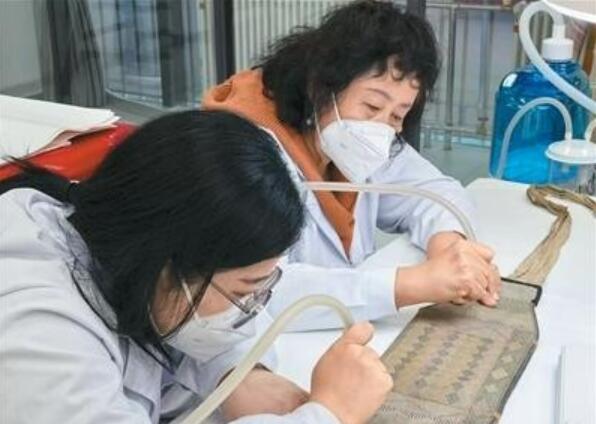 内蒙古博物院有家“文物医院”