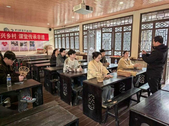 指尖承非遗 匠心砺初心——罗田烟草以篾匠技艺为年轻干部成长赋能