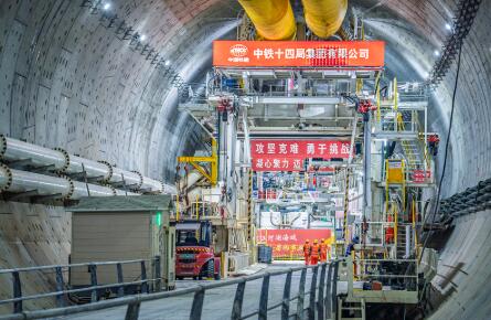 世界最大水下盾构隧道双层贯通