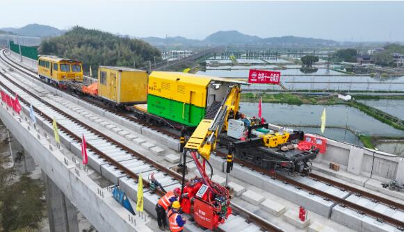 国内首台“全能型”闪光焊轨机正式投用