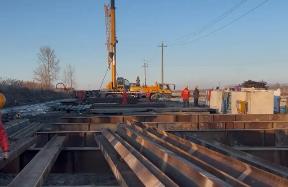 黑龙江：迎雪复工 早日建“通途”