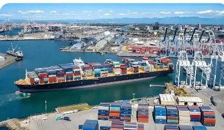 2025年欧盟货物贸易顺差1280亿欧元 中国为最大进口来源国