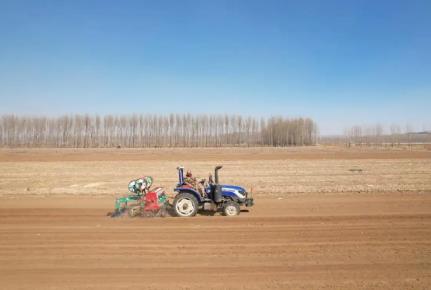 内蒙古赤峰市春小麦顶凌播种 拉开了春播春种的序幕