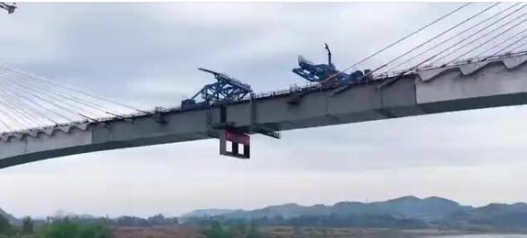 “世界之最”成达万高铁嘉陵江特大桥顺利合龙