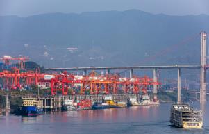 夜航运行首季 嘉陵江效能飞跃