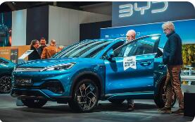 中国电动汽车海外热销 拉美多国“一车难求”