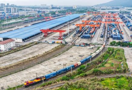 西部陆海新通道中老跨境班列新能源汽车专列加速“渝车出海”