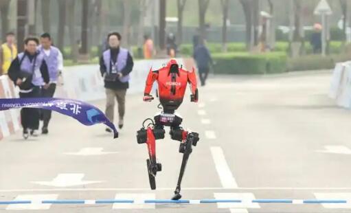 从踉跄学步到打破纪录 具身智能跑出中国速度