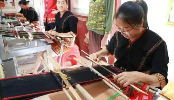 借“三月三”东风 海南白沙黎锦苗绣为乡村振兴注入动能