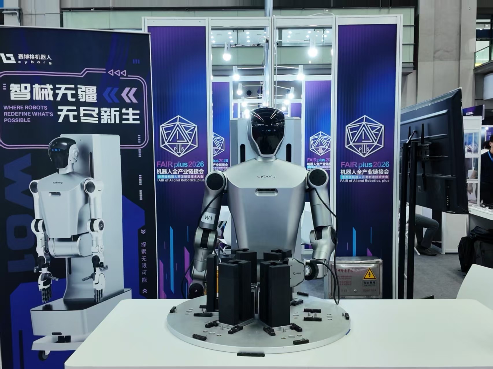 赛博格机器人双展齐发：联合利元亨、卓一智能叉车，具身智能深水区连破新能源与仓储物流痛点