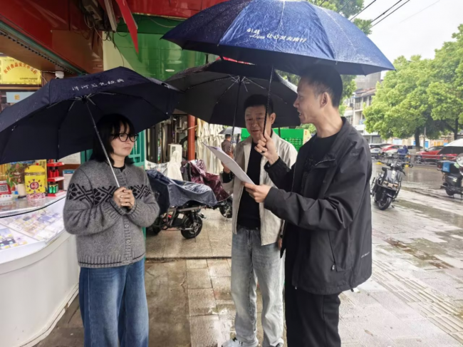 黄陂烟草：梅雨护烟暖民心 精准服务显担当