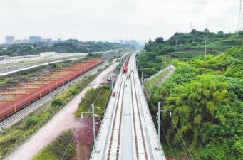 渝昆高铁川滇段启动铺轨　明年全线通车后从成都3小时飙拢昆明
