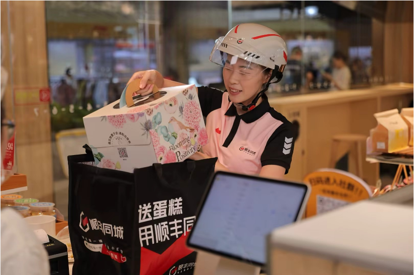 美妆、饮品单量同比翻倍，顺丰同城全场景即配助力母亲节多元消费