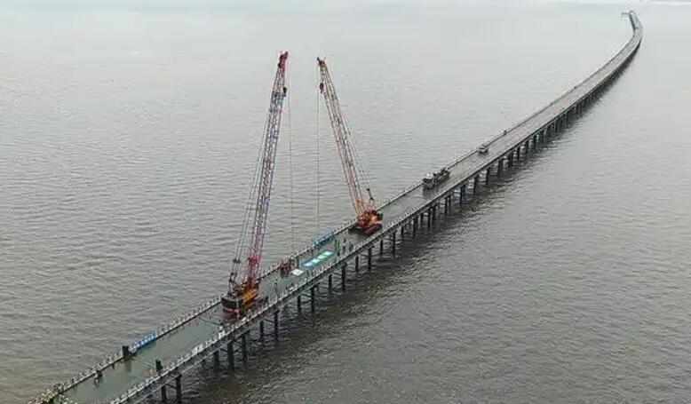 东北地区里程最长的跨海大桥主线钢栈桥首段合龙