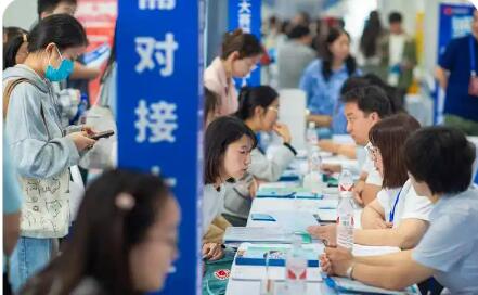 我国实施稳岗扩容提质行动 多举措促就业