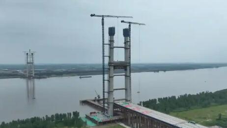 汉南长江大桥主塔同步封顶 预计2028年建成通车