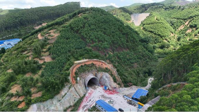 构建数字化管控技术体系  南珠高铁共岭一号隧道贯通