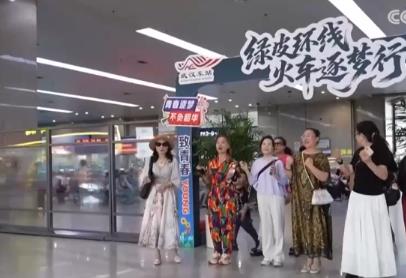 空轨、轮渡、巴士、环线火车……多样移动消费“新”空间激活经济“新”热力