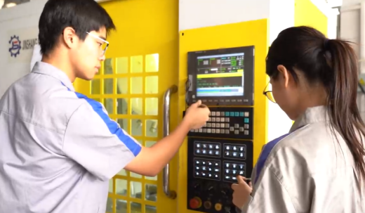 技工学子心系工友安危 研发工防哨筑牢施工防线