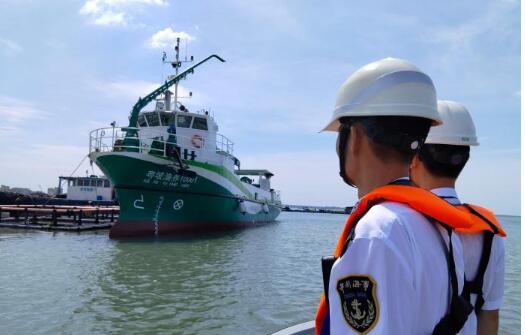 中国首艘大型无人驾驶自动投喂船在广东湛江试用
