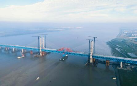 世界最大跨度公铁两用无砟轨道斜拉桥--崇启公铁长江大桥主桥合龙
