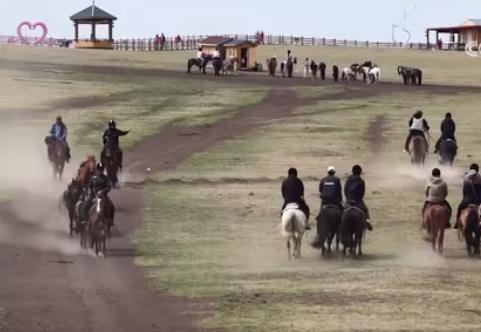 “自然风光+牧旅融合”让牧区迸发新活力 更多牧民在家门口实现多元增收