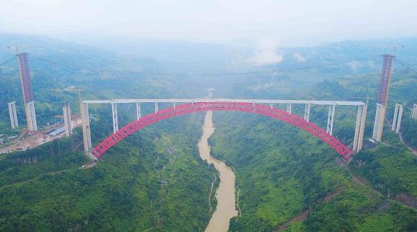 世界最大跨径钢拱桥——武两高速凤来大溪河特大桥钢混组合梁合龙