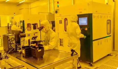 赛富乐斯大尺寸硅基Micro-LED单色微显示屏正式量产