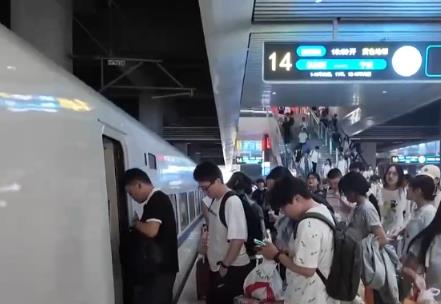 “主题列车+”花样上新 暑期坐着火车去旅游有更多新选择、新服务