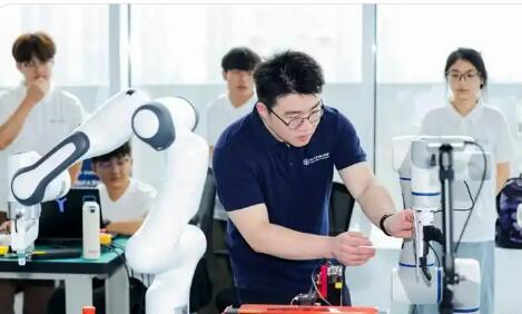 浙江首个机器人学校开学 分科培养智慧大脑