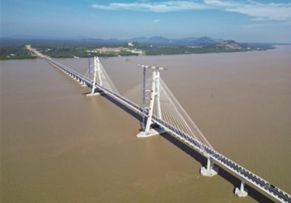 中企承建的马来西亚鲁巴跨海大桥正式通车