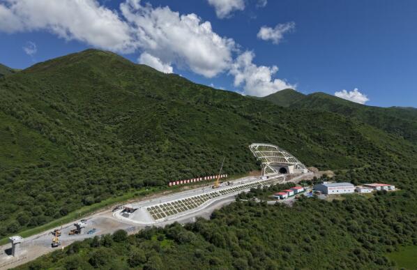 西成铁路四川段全线最长隧道——包座隧道贯通