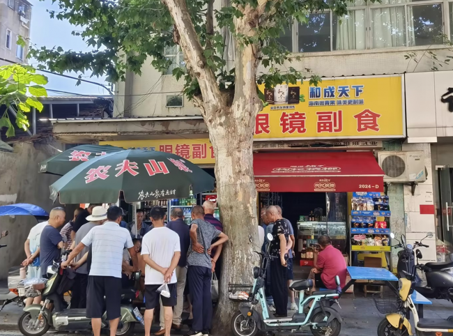 梧桐树下摆棋局 老店灯火暖夏夜