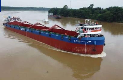 平陆运河第二艘5000吨级智能船舶示范船下水试航