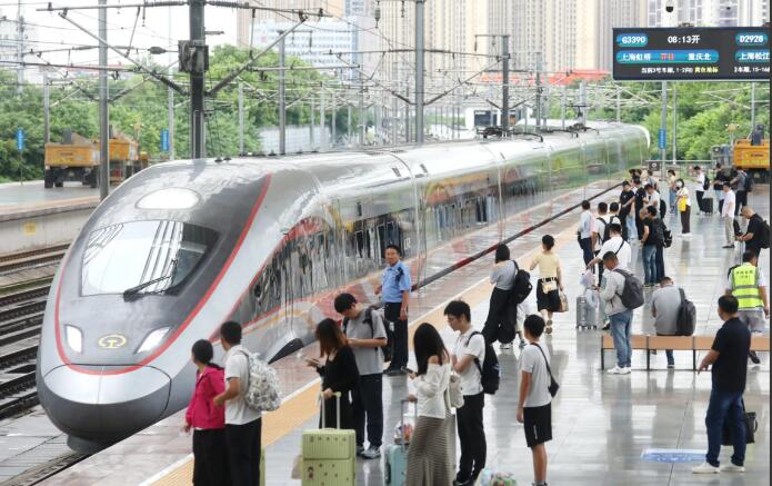 62天超11亿人次奔赴 暑运出行变迁藏着中国消费的鲜活底气